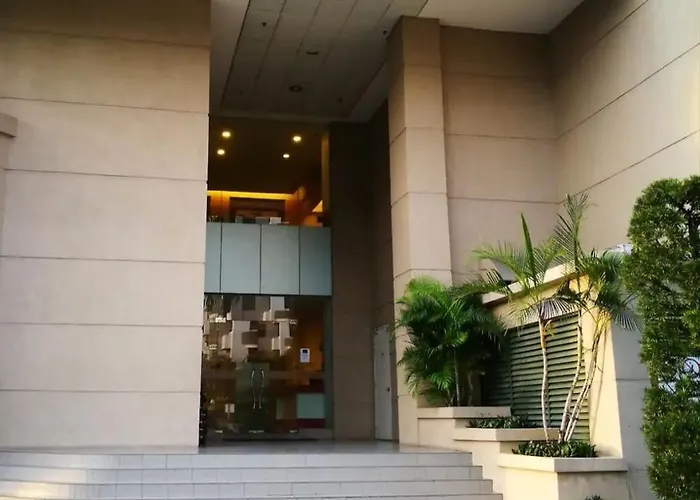 Luxury Suites 118 Island Plaza